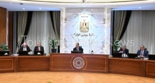 رئيس الوزراء يطلب اجراءات ملموسة لإشعار السياح بتغير في المطارات
