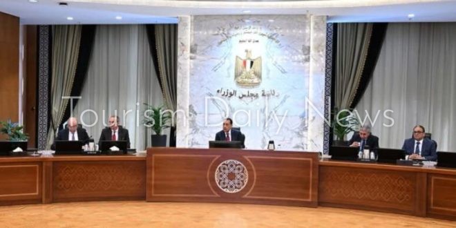 رئيس الوزراء يطلب اجراءات ملموسة لإشعار السياح بتغير في المطارات
