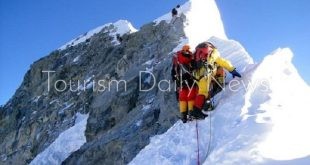 مصرع متسلقين هندي وفلبيني سقطا من على جبل إيفرست في بداية موسم التسلق