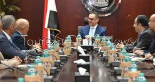 المهندس حسن الخطيب وزير الاستثمار والتجارة الخارجية خلال اجتماعه مع وفد شركة اتصالات مصر