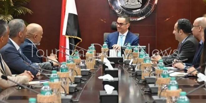 المهندس حسن الخطيب وزير الاستثمار والتجارة الخارجية خلال اجتماعه مع وفد شركة اتصالات مصر