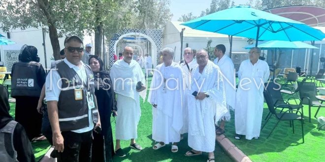 جولة لوزير السياحة والآثار لمخيمات حجاج السياحة المصريين بمشعر عرفات