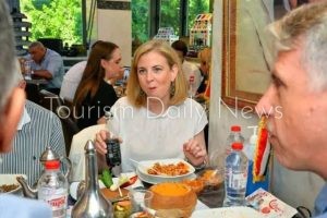 وزيرة خارجية النمسا في ضيافة أبو طارق وتطلب كمالة .. دبلوماسية بطعم الكشري