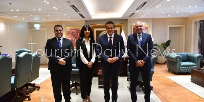 الصحة المصرية تناقش مع ممثلي شركة جونسون آند جونسون دعم السياحة العلاجية