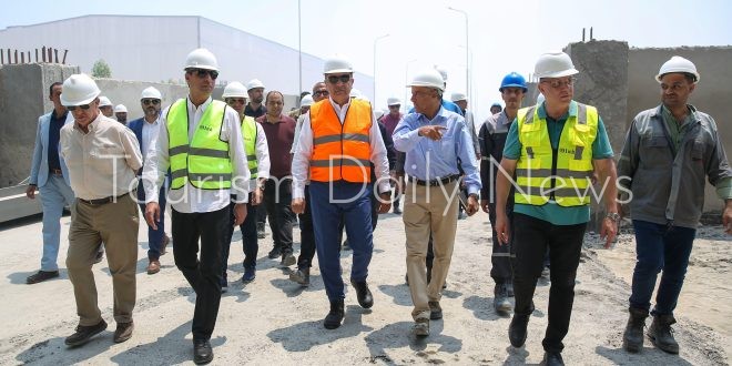 المهندس محمد شيمي وزير قطاع الأعمال العام، يرافقه اللواء طارق الشاذلي محافظ السويس، جولة ميدانية تفقدية لمصنع الشركة المصرية لبلوكات الأنود الكربونية