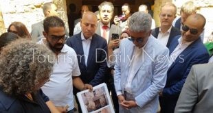 السفير البريطاني يرافق وزير السياحة بافتتاح قبتي يحيي الشبيه وصفي الدين