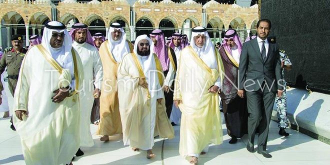 أمير مكة المكرمة يغسل الكعبة المشرفة بماء زمزم المخلوط بالورد