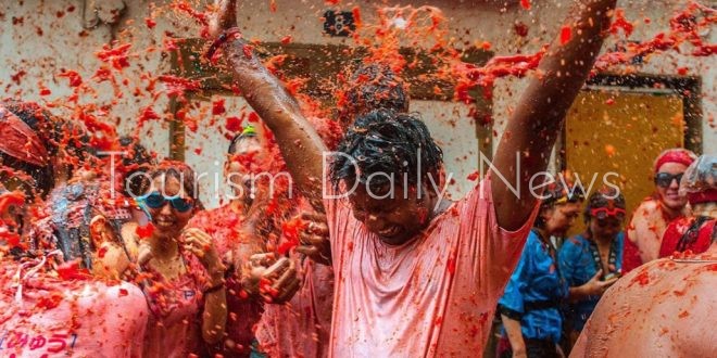 التراشق بالطماطم في إسبانيا .. أشهر وأغرب المهرجانات الصيفية في العالم