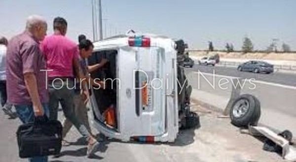 انقلاب ميكروباص على الطريق الصحراوى فى أطفيح ونقل 6 للمستشفيات