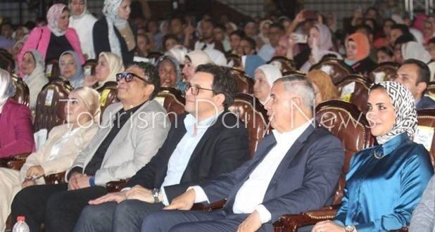 الدكتور أحمد فؤاد هنو، وزير الثقافة، والفريق أحمد خالد، محافظ الإسكندرية خلال افتتاح المهرجان