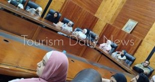 طلاب الآثار والإرشاد السياحي يتلقّون تدريبًا ميدانيًا بالجعارين والتوابيت