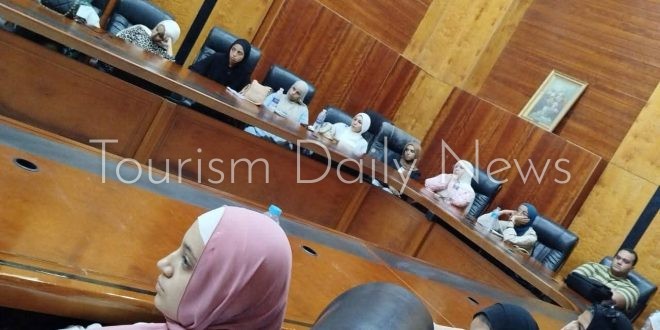 طلاب الآثار والإرشاد السياحي يتلقّون تدريبًا ميدانيًا بالجعارين والتوابيت