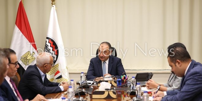 رئيس النقابة العامة للعاملين بالسياحة والفنادق تشارك في اجتماع شيمي
