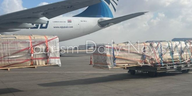 مصر للطيران تنقل شحنة إنارة ضخمة بأطوال خاصة إلى كينشاسا بكفاءة عالية