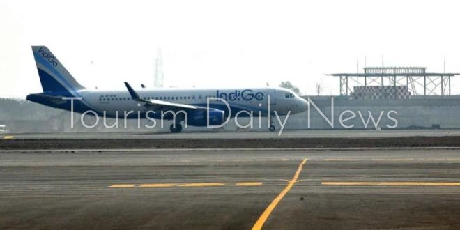 طائرة تابعة لشركة «إنديجو» الهندية في مطار نافي مومباي الدولي، بالهند