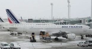 السلطات الفرنسية توقف مراقباً جوياً في مطار باريس هتف فلسطين حرة