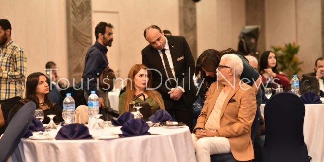 تكريم نجوم الفن والإعلام ورسائل إنسانية تهز القلوب في مؤتمر السلام بمصر