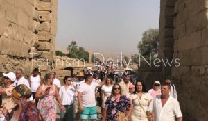 سياح العالم يتحدون الحر والشمس ويفضلون زيارة الكرنك ومعالم الأقصر 
