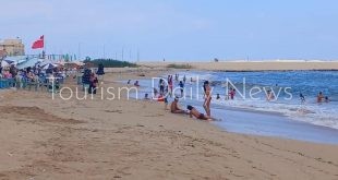 شواطئ إسكندرية هادئة ورايات حمراء بأبوتلات بعد حالات غرق طلاب سوهاج