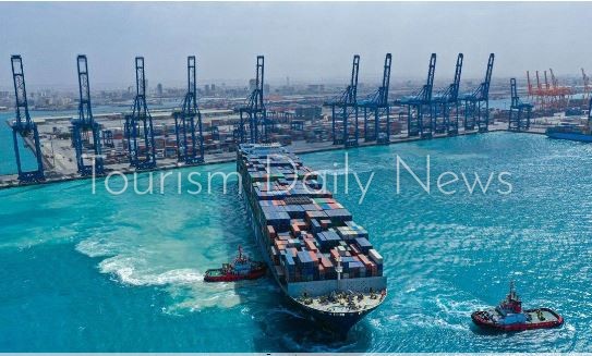 ميناء السخنة يستقبل السفينة الصينية العملاقة لنقل الأوناش الثقيلة