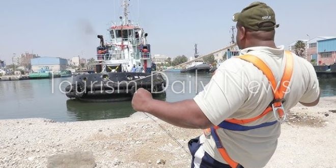 أقوى رجل في العالم يجر باخرة تزن 700 طن بأسنانه على أحد شواطئ الغردقة