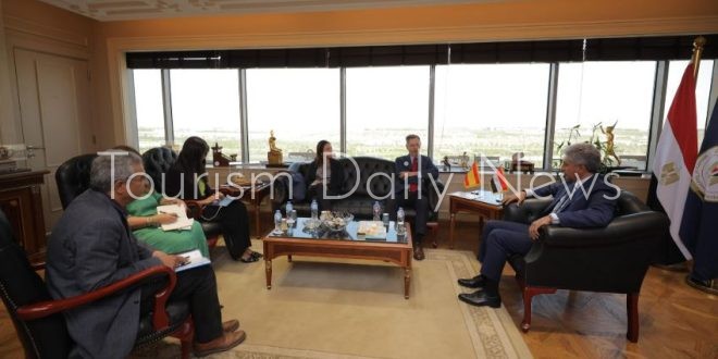 وزير السياحة يبحث مؤشرات الحركة السياحية الوافدة لمصر من السوق الإسباني