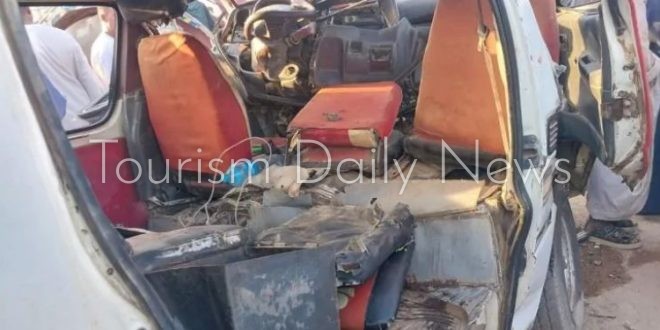 تصادم تريلا بميكروباص على طريق إدفو مرسي علم