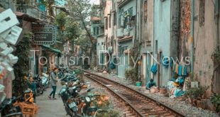 قطار الحقبة الاستعمارية في هانوي يعيد الأدرينالين للسياح