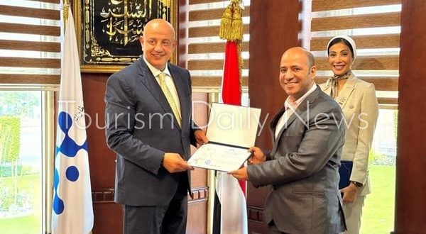 مطار الغردقة يحصل على جائزة تفادى دفن المخلفات والإسكندرية لإعادة تدويرها