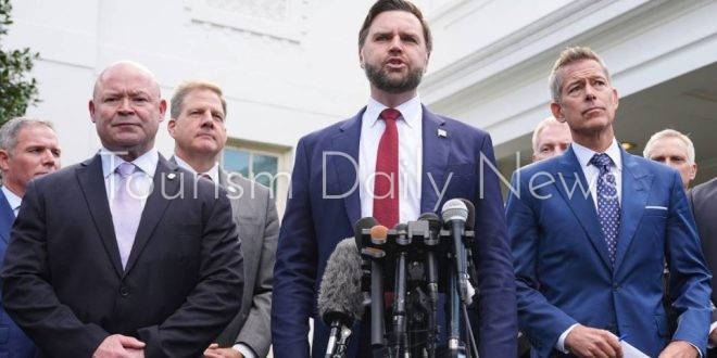 نائب الرئيس الأميركي يحذر من كارثة بقطاع السفر مع استمرار الإغلاق الحكومي