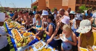 احتفالات كبيرة على شواطئ الغردقة للسياح الألمان بالعيد الوطني لبلادهم