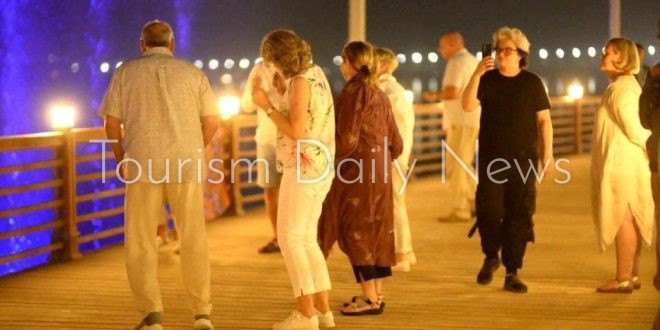 فوج سياحي أسترالي يتجول على الممشي السياحي في بني سويف