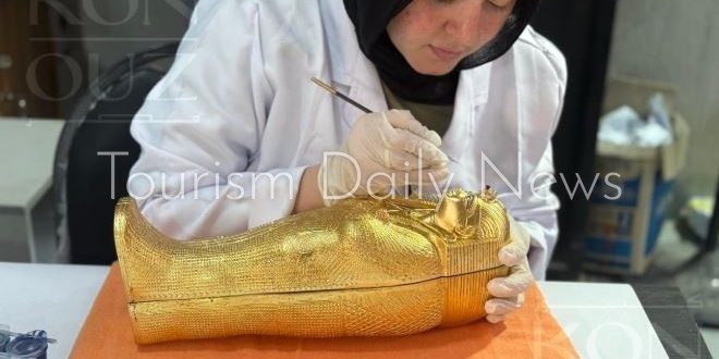 مصر تخلّد فعالية افتتاح المتحف الكبير بدعوة مستوحاة من تابوت الملك الذهبي