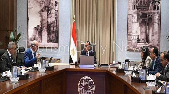 رئيس الوزراء يتابع الموقف التنفيذي لمشروع مبنى 4 بمطار القاهرة الدولي