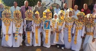 عروض بملابس فرعونية خلال طابور الصباح بمدارس مصر احتفالاً بإفتتاح المتحف
