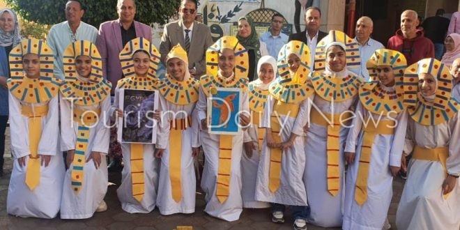 عروض بملابس فرعونية خلال طابور الصباح بمدارس مصر احتفالاً بإفتتاح المتحف