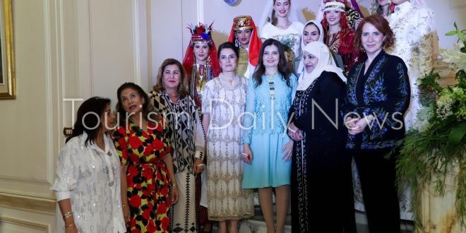 عرض أزياء لفساتين الزفاف وليلة الحناء وموسيقى تركية في سفارتها بالقاهرة