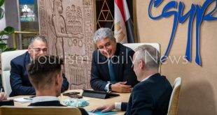 وزير السياحة يجتمع في لندن مع مسئولي منصة TripAdvisor لترويج المقصد المصري