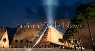 السياحة تنفي ترك إدارة المتحف الكبير أغطية بلاستيكية ممزقة حول السور