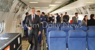 رئيس القابضة لمصر للطيران يتفقد الطائرة Boeing 777X في معرض دبي للطيران