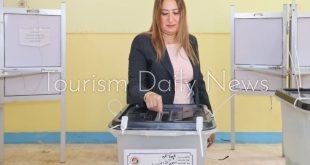 رئيس البريد تدلي بصوتها في انتخابات مجلس النواب 2025