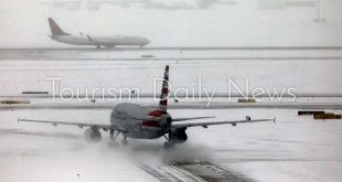 عاصفة ثلجية عاتية تقلب موسم العطلات في أمريكا وتلغي ألف رحلة طيران