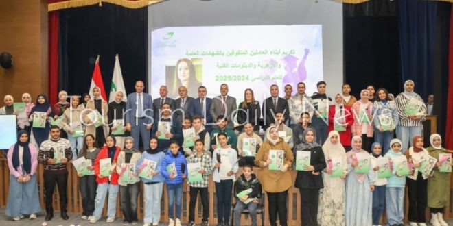 رئيس الهيئة القومية للبريد تكرم أبناء العاملين المتفوقين دراسياً