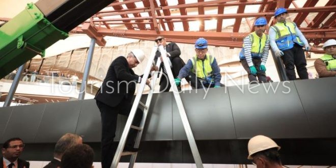 تثبيت أول قطعة خشبية على هيكل مركب الملك خوفو الثانية بالمتحف الكبير