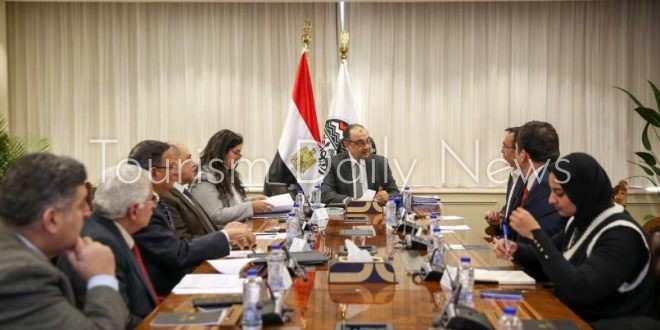 وزير قطاع الأعمال يبحث مع مستثمرين أتراك في صناعة الملابس فرص التعاون