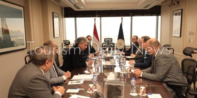 وزير السياحة يبحث مع المركزي للتنظيم والإدارة تطوير لوائح الموارد البشرية