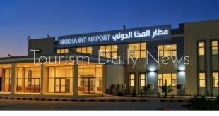 مدير مطار المخا يبحث مع شركة النفط اليمنية آليات تموين الطائرات