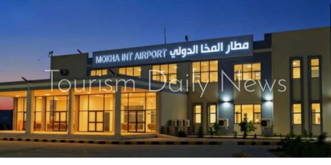 مدير مطار المخا يبحث مع شركة النفط اليمنية آليات تموين الطائرات