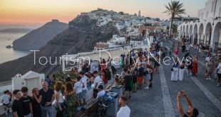 طلب على اليونان.. شهية السياح تعيد رسم خرائط الطيران وتغير توجهات الفنادق
