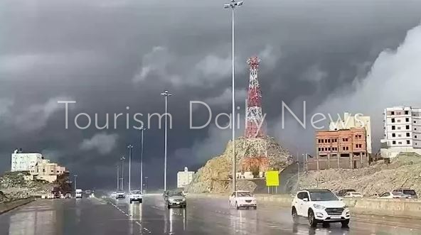 استمرار السحب الرعدية الممطرة ورياح نشطة على جازان وعسير ومكة المكرمة